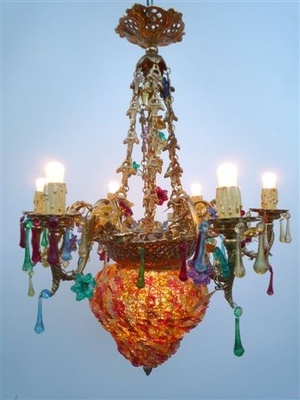 Farbiger Trianon Kronleuchter. Höhe 70 cm. Bronze und Glas Blumen - Kronleuchter